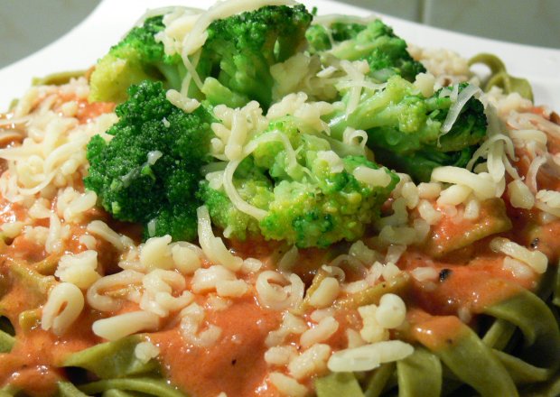 Fotografia przedstawiająca Makaron z sosem pomidorowym i brokułami