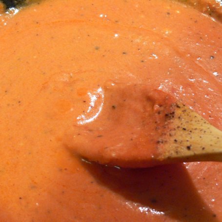 Krok 3 - Makaron z sosem pomidorowym i brokułami foto