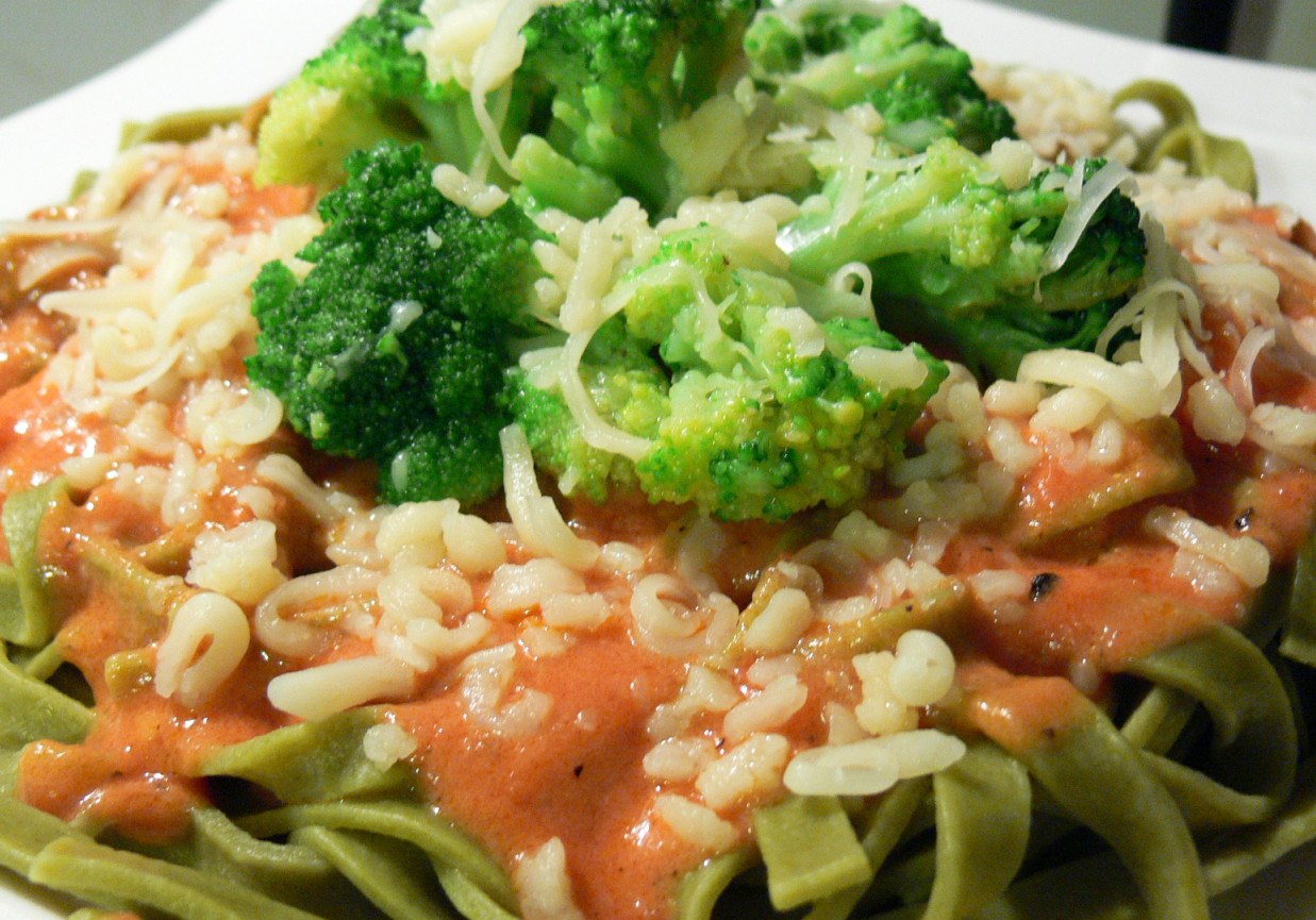 Makaron z sosem pomidorowym i brokułami foto