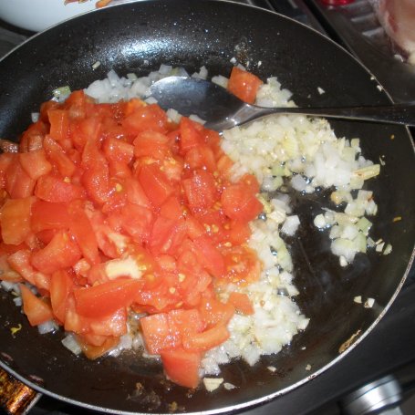 Krok 3 - Makaron z sosem pomidorowym i filetem pachnącym bazylią foto