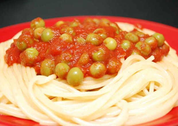 Fotografia przedstawiająca Makaron z sosem pomidorowym i groszkiem