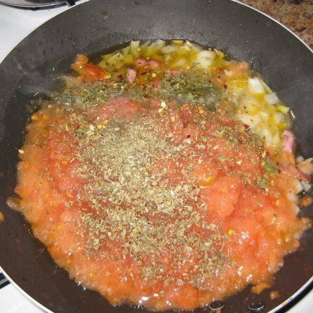 Krok 2 - makaron z sosem pomidorowym i kiełbasą foto