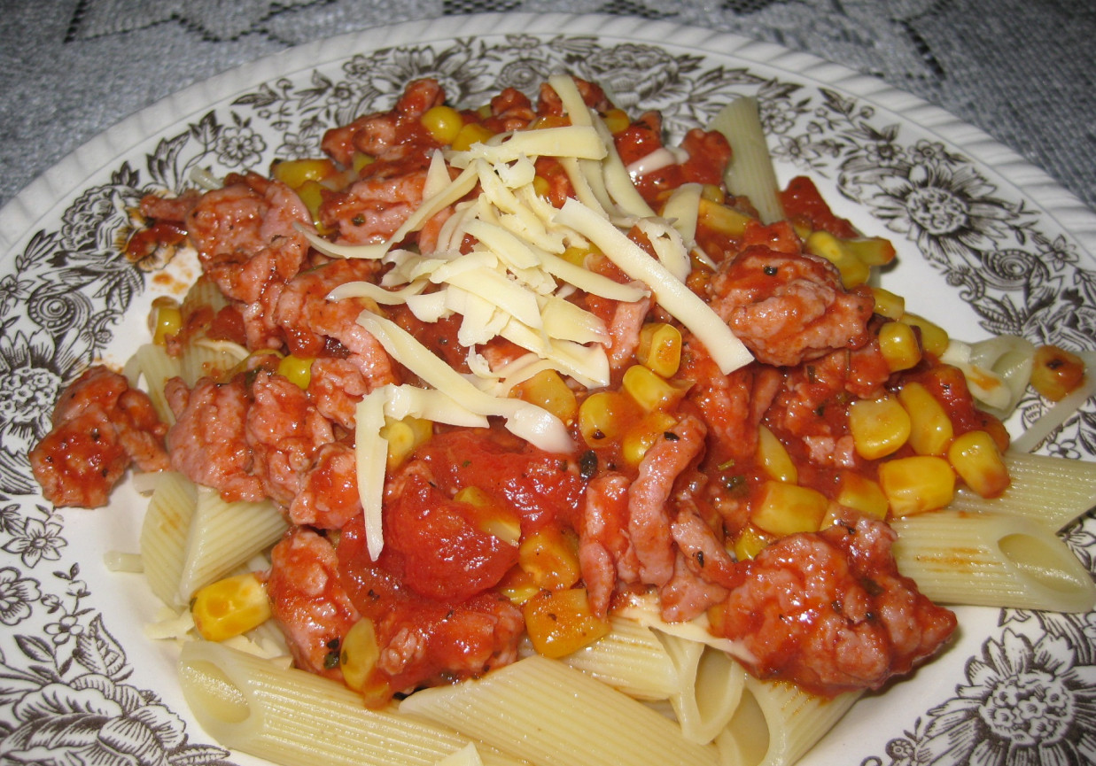makaron z sosem pomidorowym i kukurydzą foto