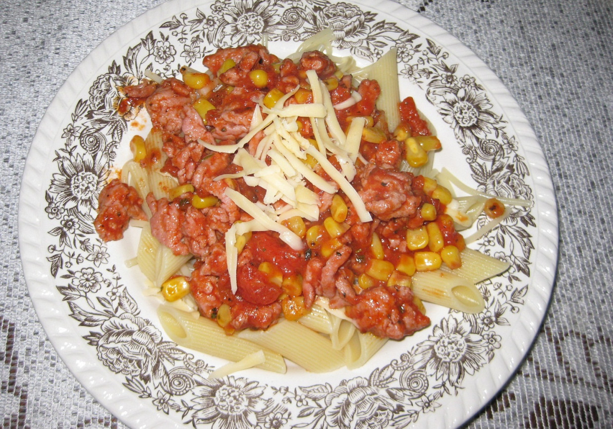makaron z sosem pomidorowym i kukurydzą foto