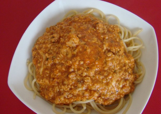 Fotografia przedstawiająca Makaron z sosem pomidorowym i mięsem mielonym