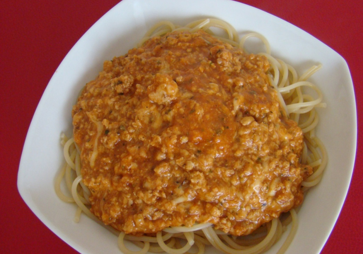 Makaron z sosem pomidorowym i mięsem mielonym foto