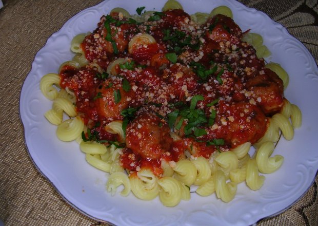 Fotografia przedstawiająca Makaron z sosem pomidorowym i pulpecikami