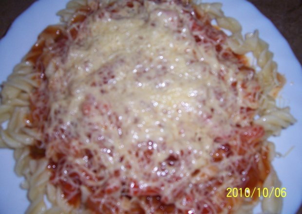 Fotografia przedstawiająca makaron z sosem pomidorowym i serem