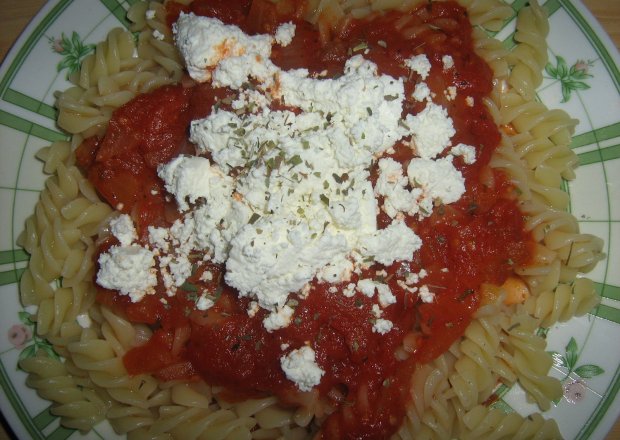 Fotografia przedstawiająca makaron z sosem pomidorowym i twarogiem