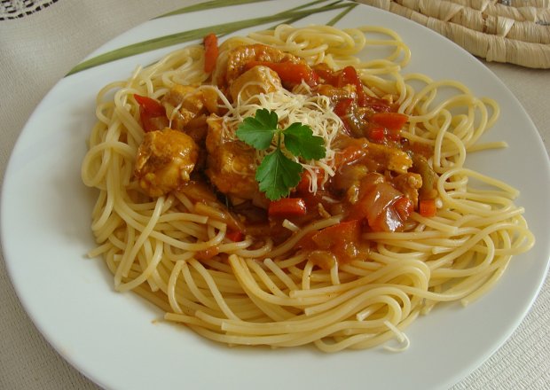 Fotografia przedstawiająca Makaron z sosem pomidorowym i wędzonym radamerem
