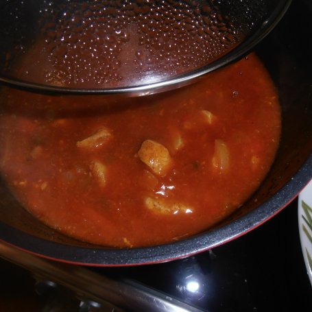 Krok 3 - Makaron z sosem pomidorowym i wędzonym radamerem foto