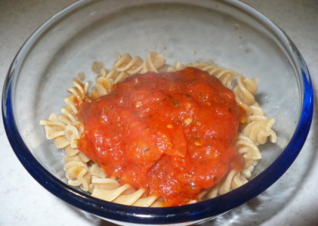 Fotografia przedstawiająca Makaron z sosem pomidorowym na szybko