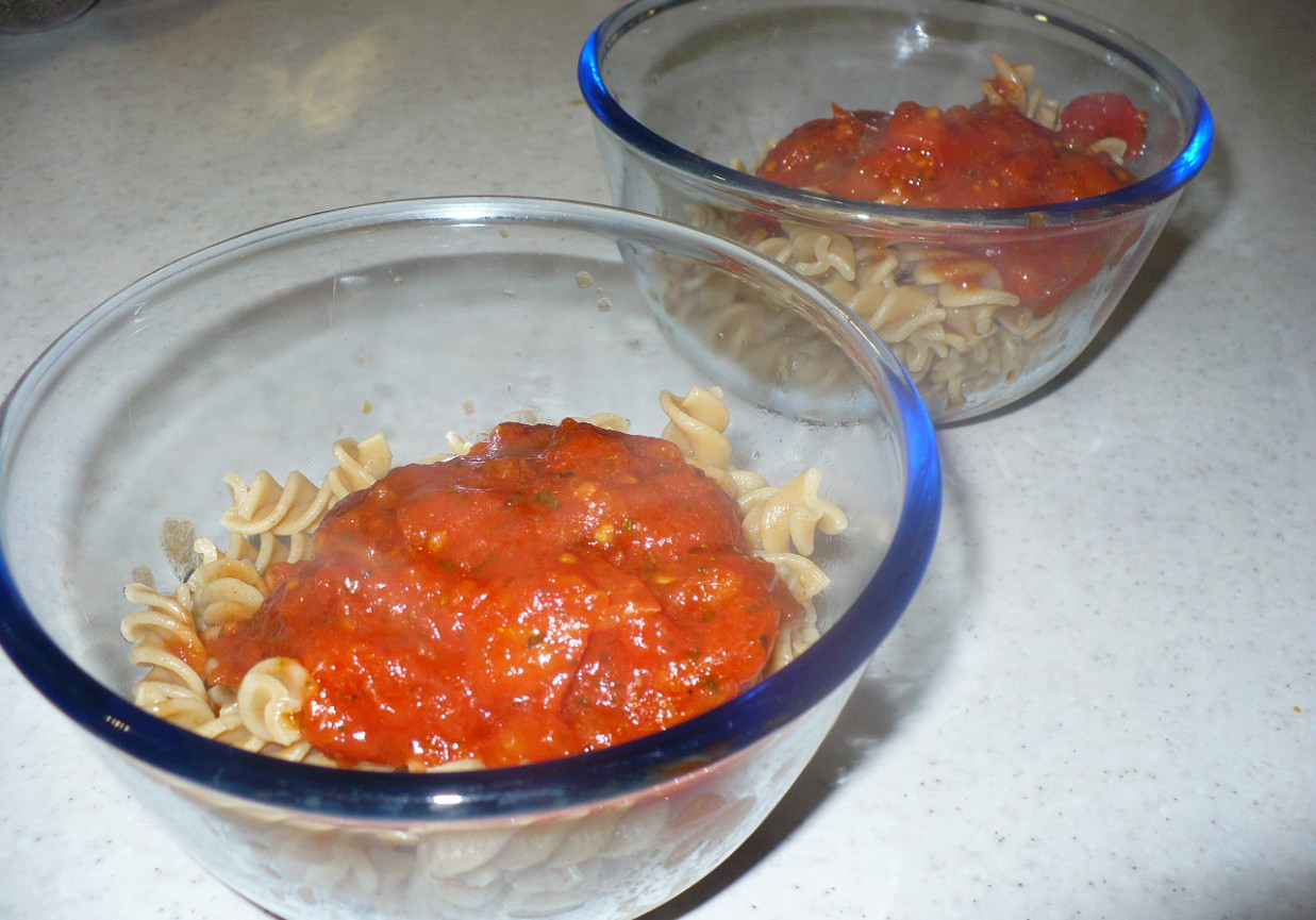 Makaron z sosem pomidorowym na szybko foto