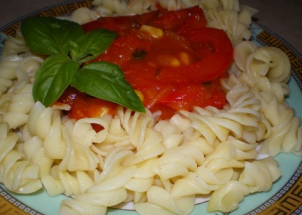 Fotografia przedstawiająca Makaron z sosem pomidorowym, papryką i kukurydzą