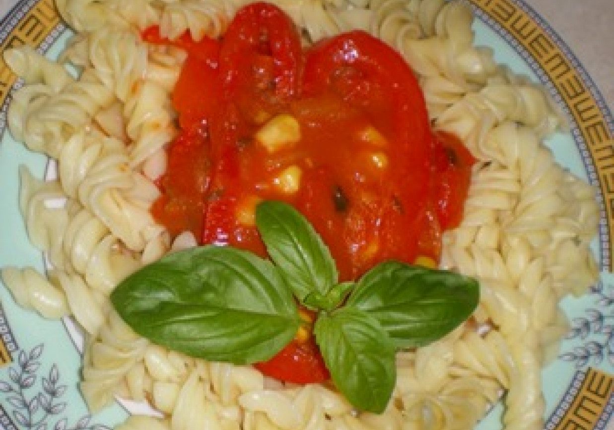 Makaron z sosem pomidorowym, papryką i kukurydzą foto