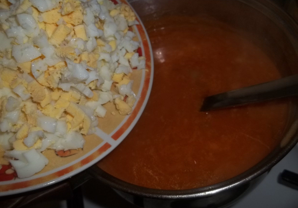 Makaron z sosem pomidorowym z jajkami wg Gosi foto