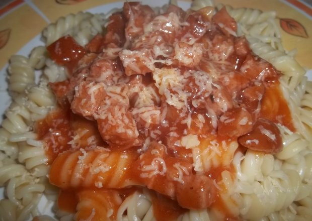 Fotografia przedstawiająca Makaron z sosem pomidorowym z kiełbasą i serem