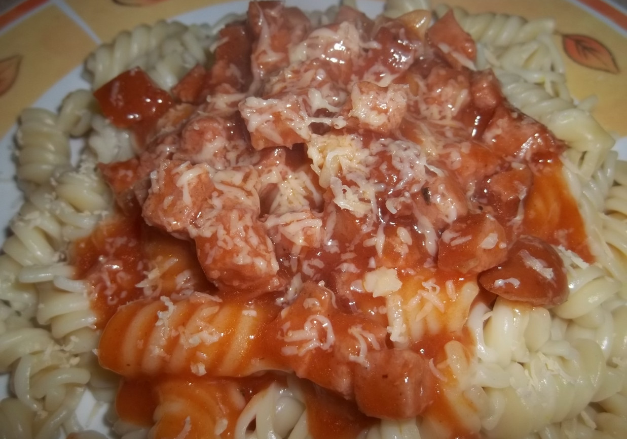 Makaron z sosem pomidorowym z kiełbasą i serem foto