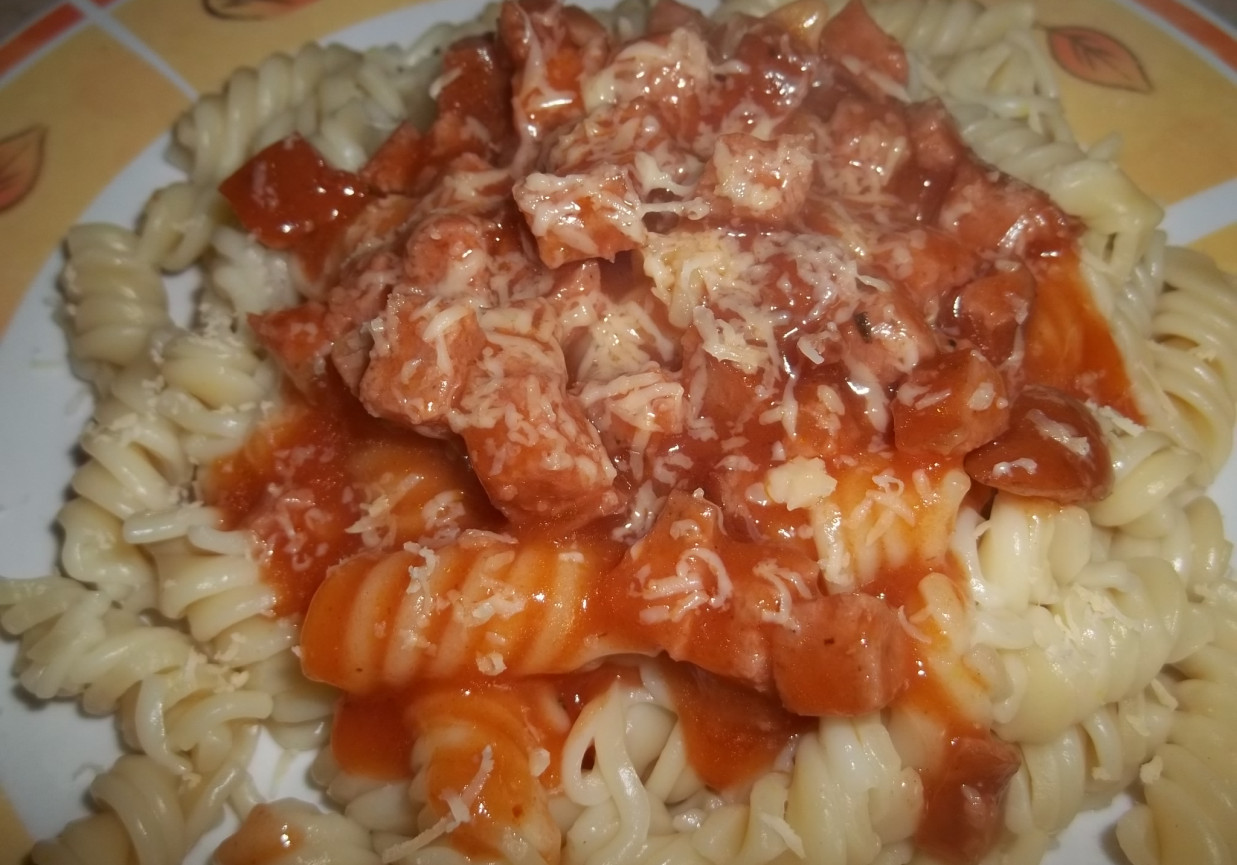 Makaron z sosem pomidorowym z kiełbasą i serem foto