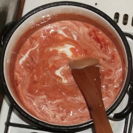 Krok 3 - makaron z sosem pomidorowym z kurczakiem foto