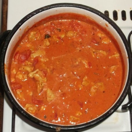 Krok 4 - makaron z sosem pomidorowym z kurczakiem foto
