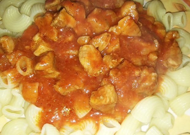 Fotografia przedstawiająca Makaron z sosem pomidorowym z mięsem