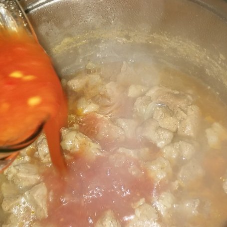 Krok 4 - Makaron z sosem pomidorowym z mięsem  foto