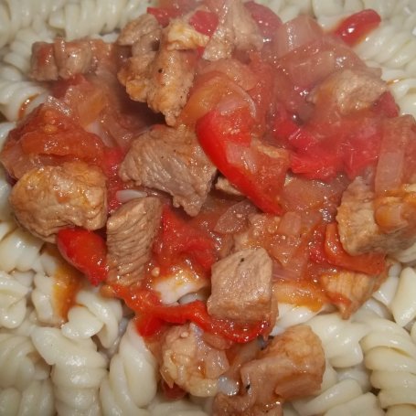Krok 5 - Makaron z sosem pomidorowym z mięsem foto