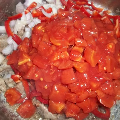 Krok 3 - Makaron z sosem pomidorowym z mięsem foto