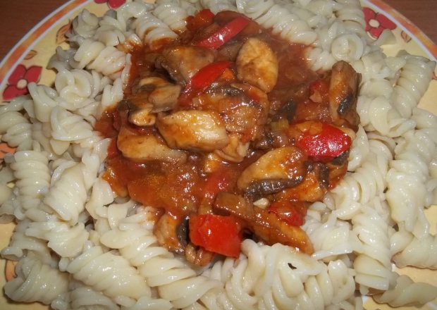 Fotografia przedstawiająca Makaron z sosem pomidorowym z pieczarkami