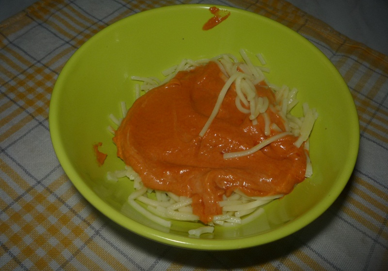 Makaron z sosem pomidorowym foto