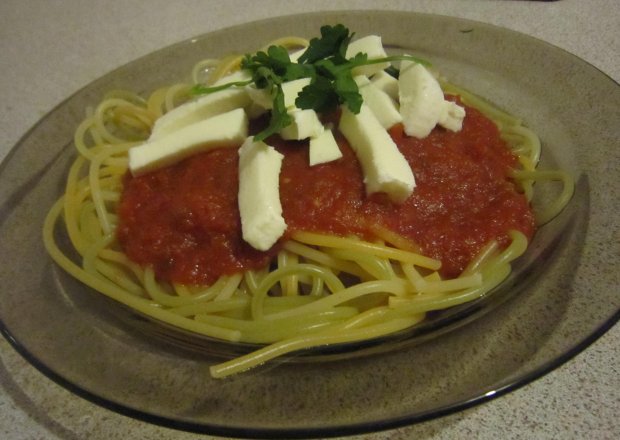 Fotografia przedstawiająca Makaron z sosem pomidorowym