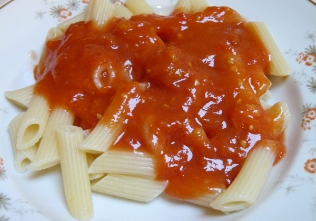 Makaron z sosem pomidorowym foto