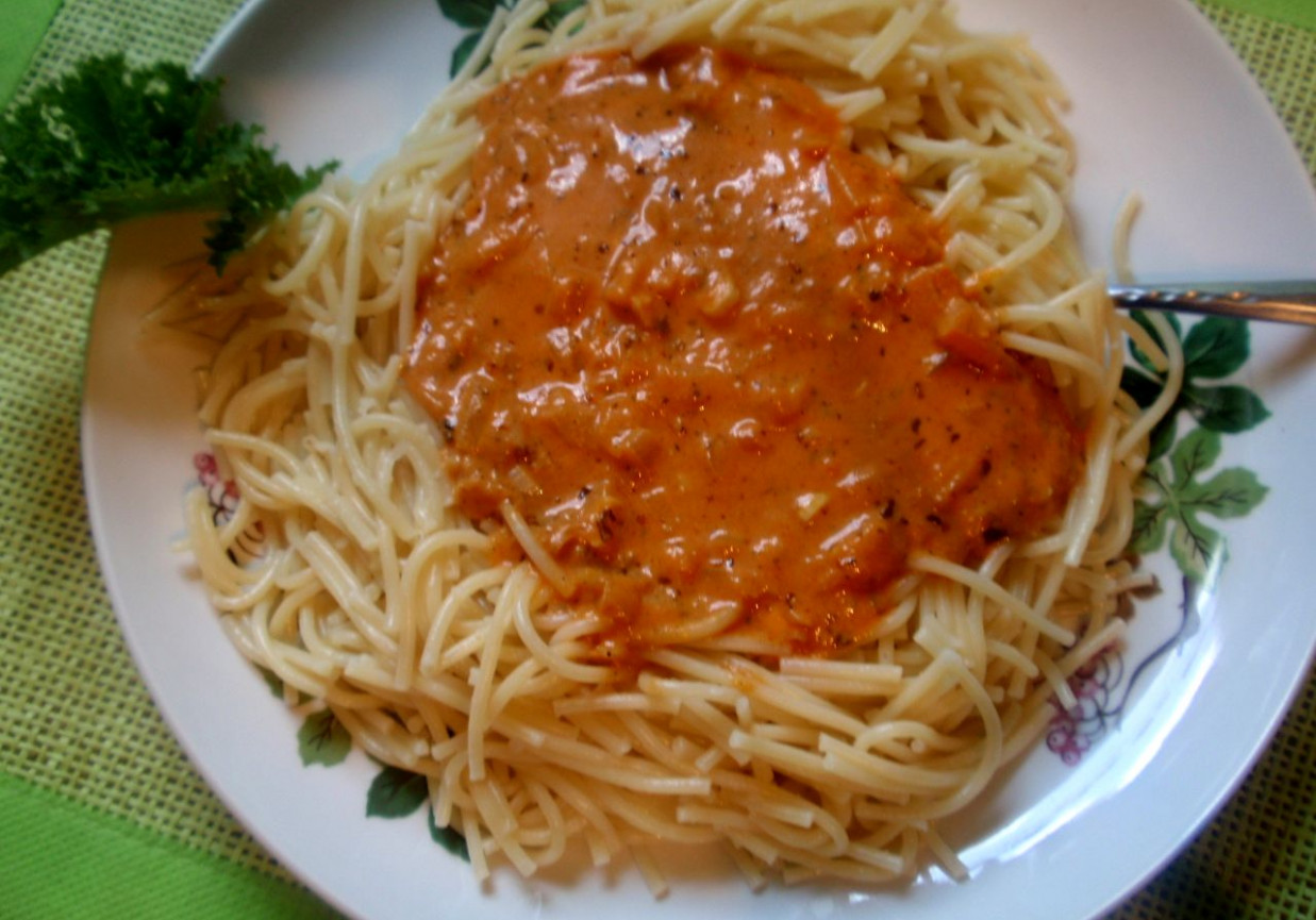 Makaron z sosem pomidorowym foto