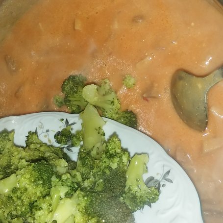 Krok 6 - Makaron z sosem serowo pomidorowym z brokułami  foto