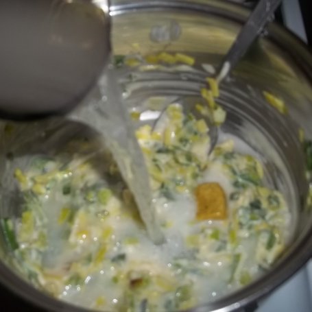 Krok 4 - Makaron z sosem serowo - porowym z jajkami  foto