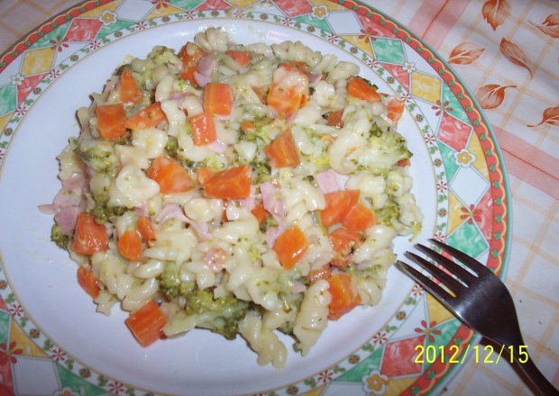 Fotografia przedstawiająca Makaron z sosem serowo-brokułowym