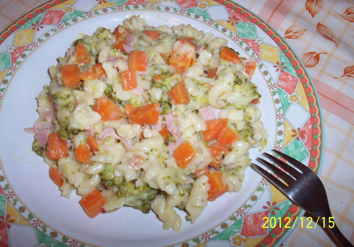 Makaron z sosem serowo-brokułowym foto
