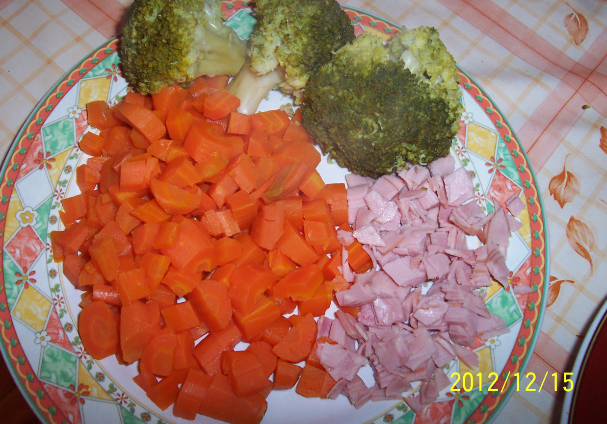 Makaron z sosem serowo-brokułowym foto
