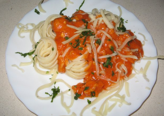Fotografia przedstawiająca Makaron z sosem serowo-pomidorowym