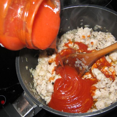 Krok 5 - Makaron z sosem serowo-pomidorowym foto