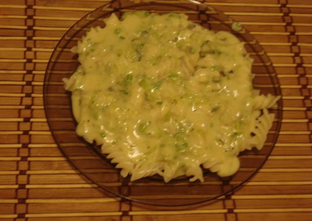 Fotografia przedstawiająca Makaron z sosem serowym i brokułami