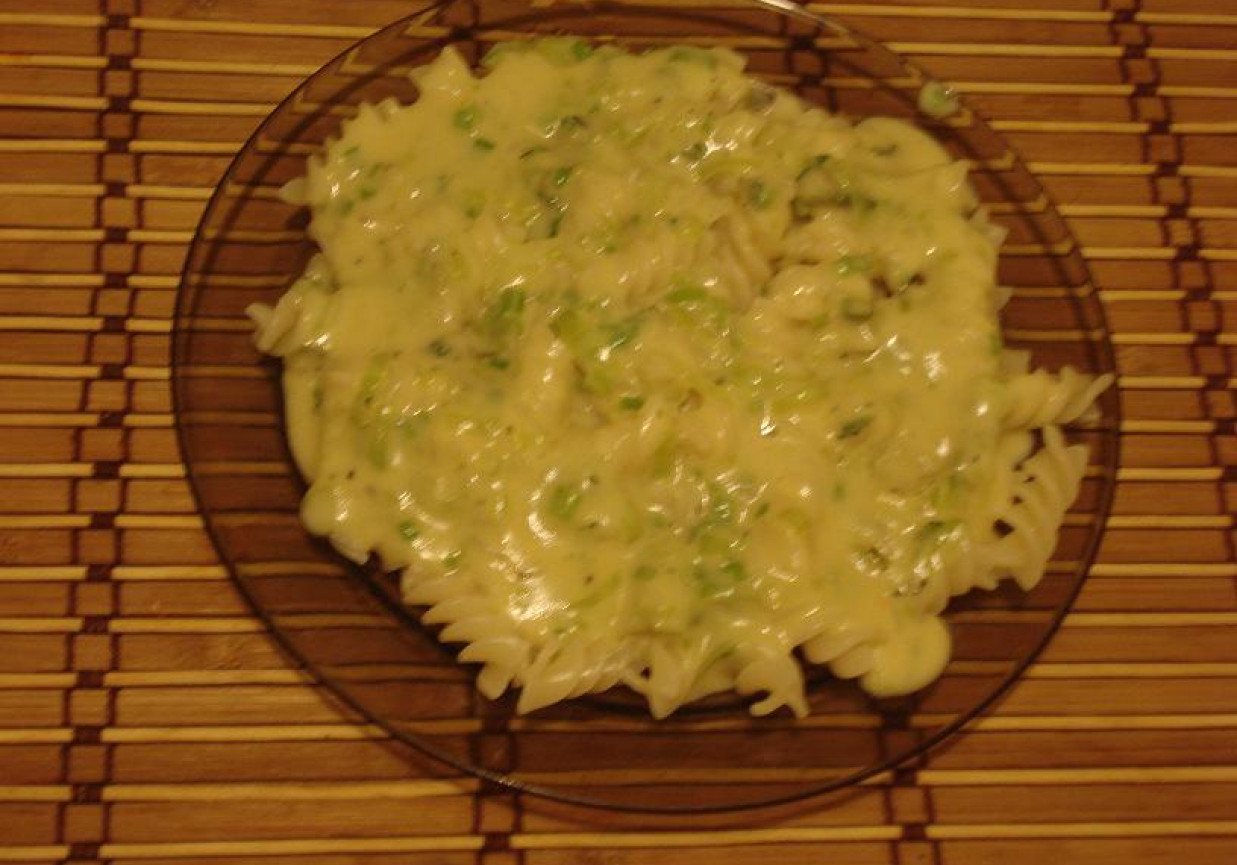 Makaron z sosem serowym i brokułami foto