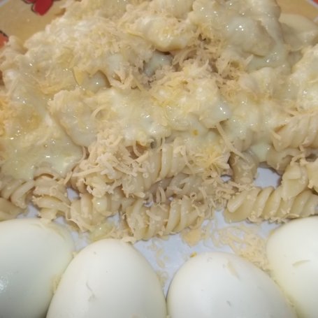 Krok 5 - Makaron z sosem serowym i jajkami foto