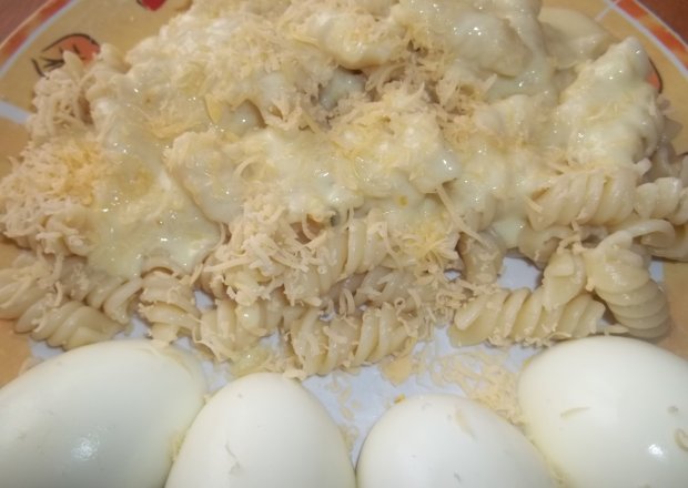 Fotografia przedstawiająca Makaron z sosem serowym i jajkami
