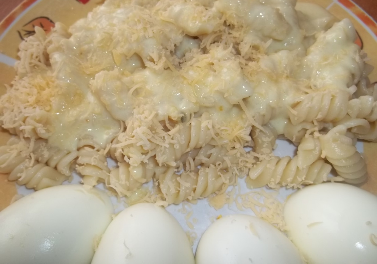 Makaron z sosem serowym i jajkami foto