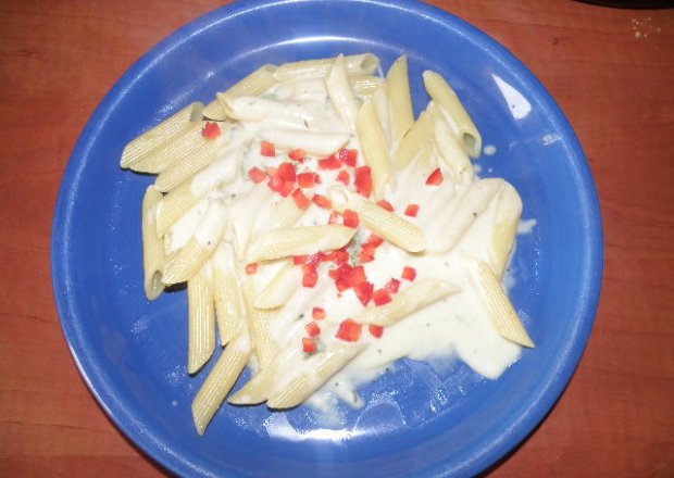 Fotografia przedstawiająca makaron z sosem serowym i papryka