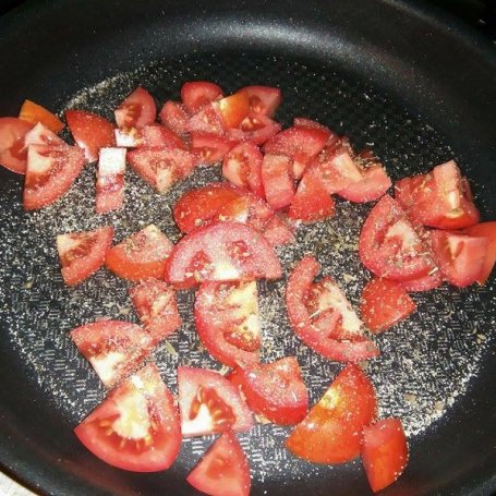 Krok 1 - Makaron z sosem serowym i pomidorami foto