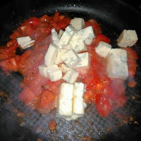 Krok 2 - Makaron z sosem serowym i pomidorami foto
