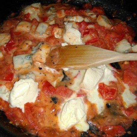 Krok 3 - Makaron z sosem serowym i pomidorami foto